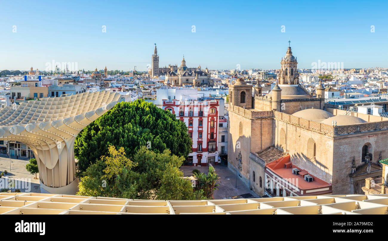 Blick auf die Skyline von Sevilla die Kathedrale von Sevilla und die Dächer der Stadt von der Metropol Parasol Setas De Sevilla Sevilla Spanien Sevilla Andalusien Spanien EU Europa Stockfoto