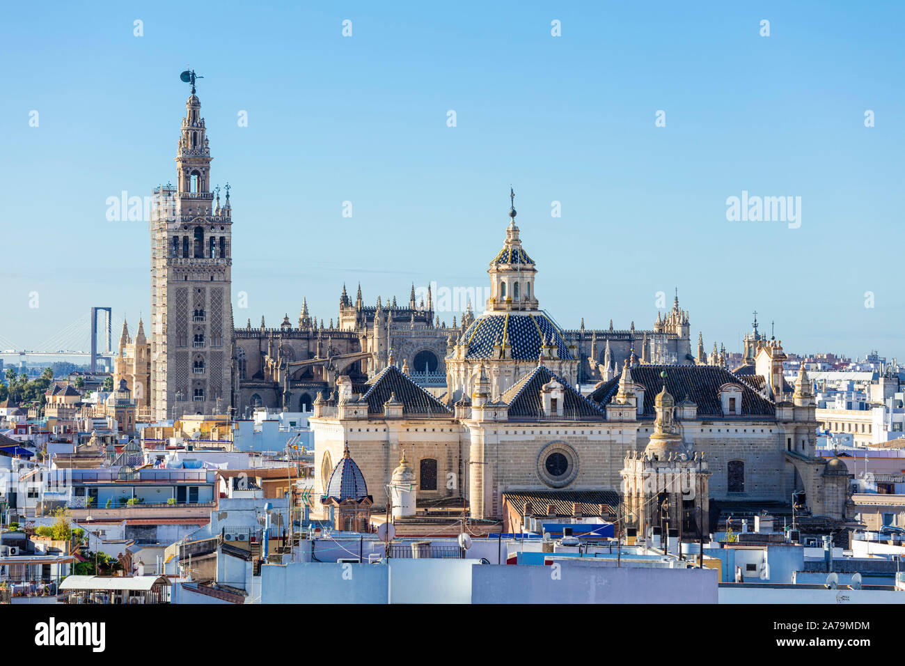Blick auf die Skyline von Sevilla die Kathedrale von Sevilla La Giralda Glockenturm und Dächer der Stadt Sevilla Spanien Sevilla Andalusien Spanien EU Europa Stockfoto