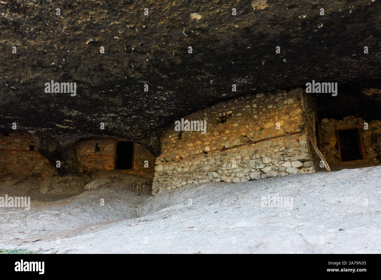 Aufenthaltsort der alten orthodoxen Eremiten in der Höhle in der Nähe von Kastraki Village, in Meteora, Griechenland Stockfoto