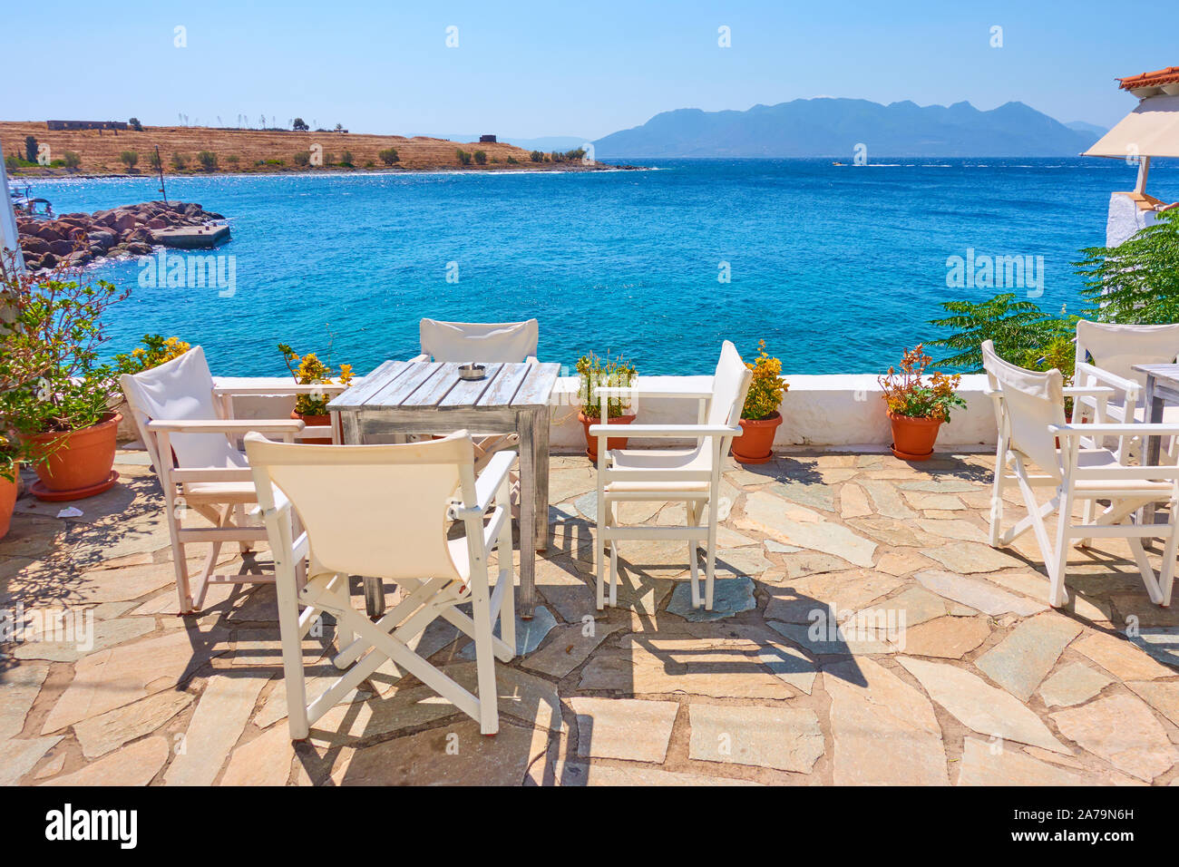 Tabellen der Open-air-Cafe am Meer auf der sonnigen Sommertag, Griechenland Stockfoto