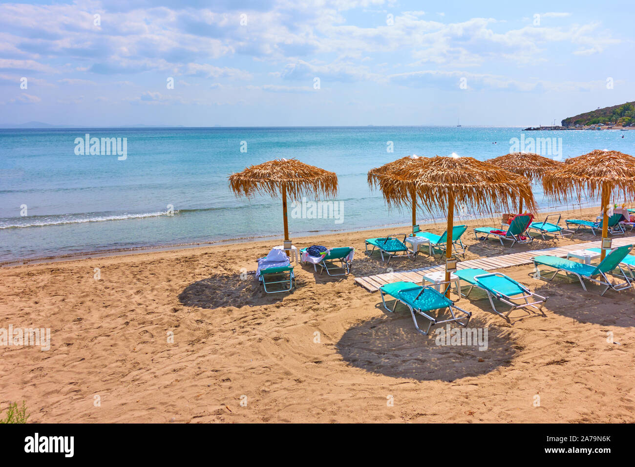 Strand mit Stroh Sonnenschirme am Meer auf der sonnigen Sommertag, Agia Marina Aegina Island, Griechenland - Griechisch Resort Stockfoto