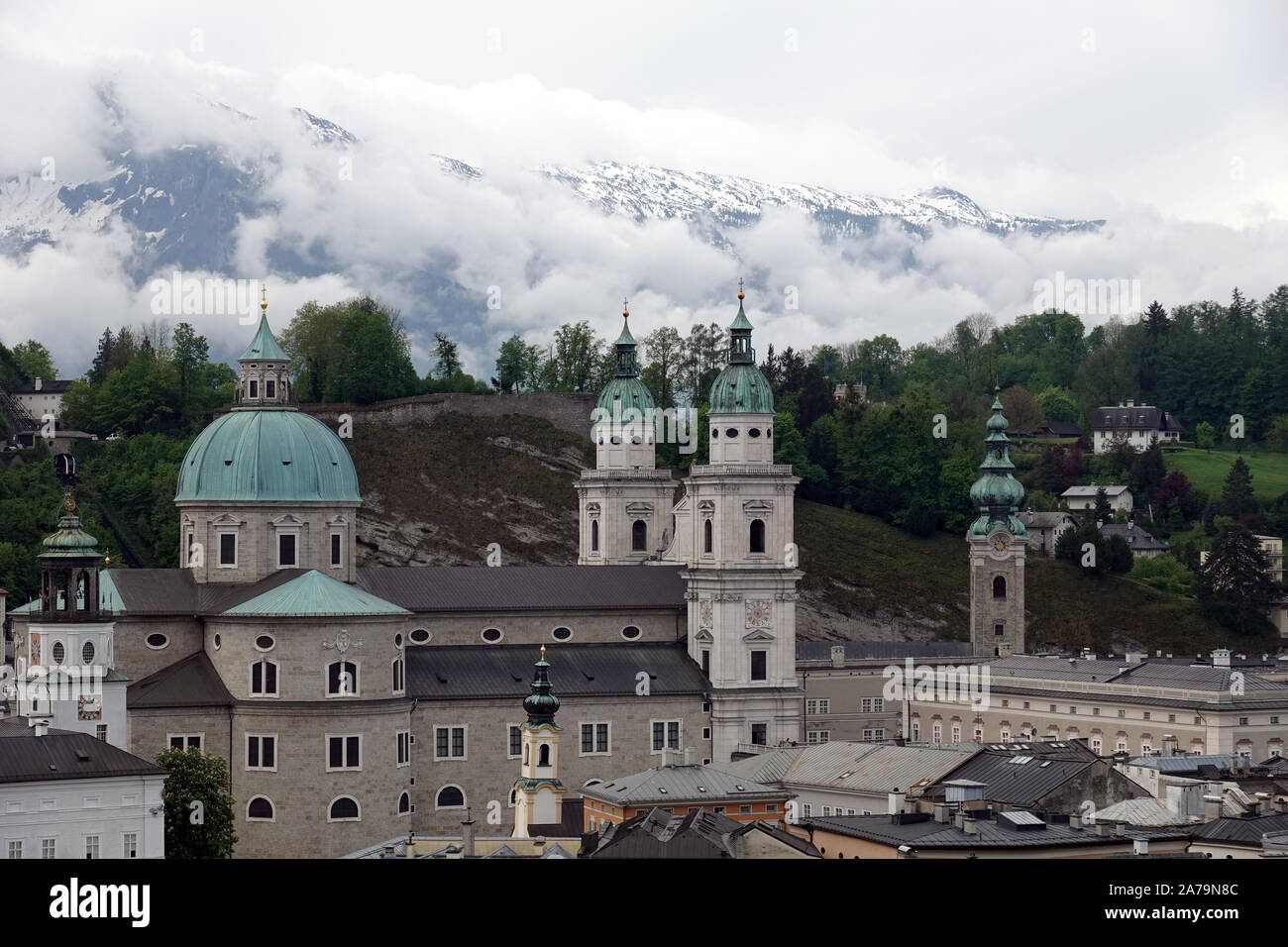 Salzburger Altstadt und Blick auf hohe unzugänglichen Schnee Berge und alpine Wälder im Nebel an der weit nach Häuser Dächer und Kirchtürme Stockfoto