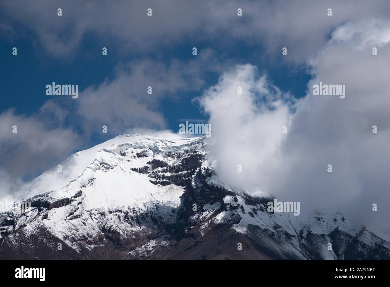 6263 Meter hohe, eisbedeckten Vulkan Chimborazo der höchste Berg in Ecuador. Stockfoto