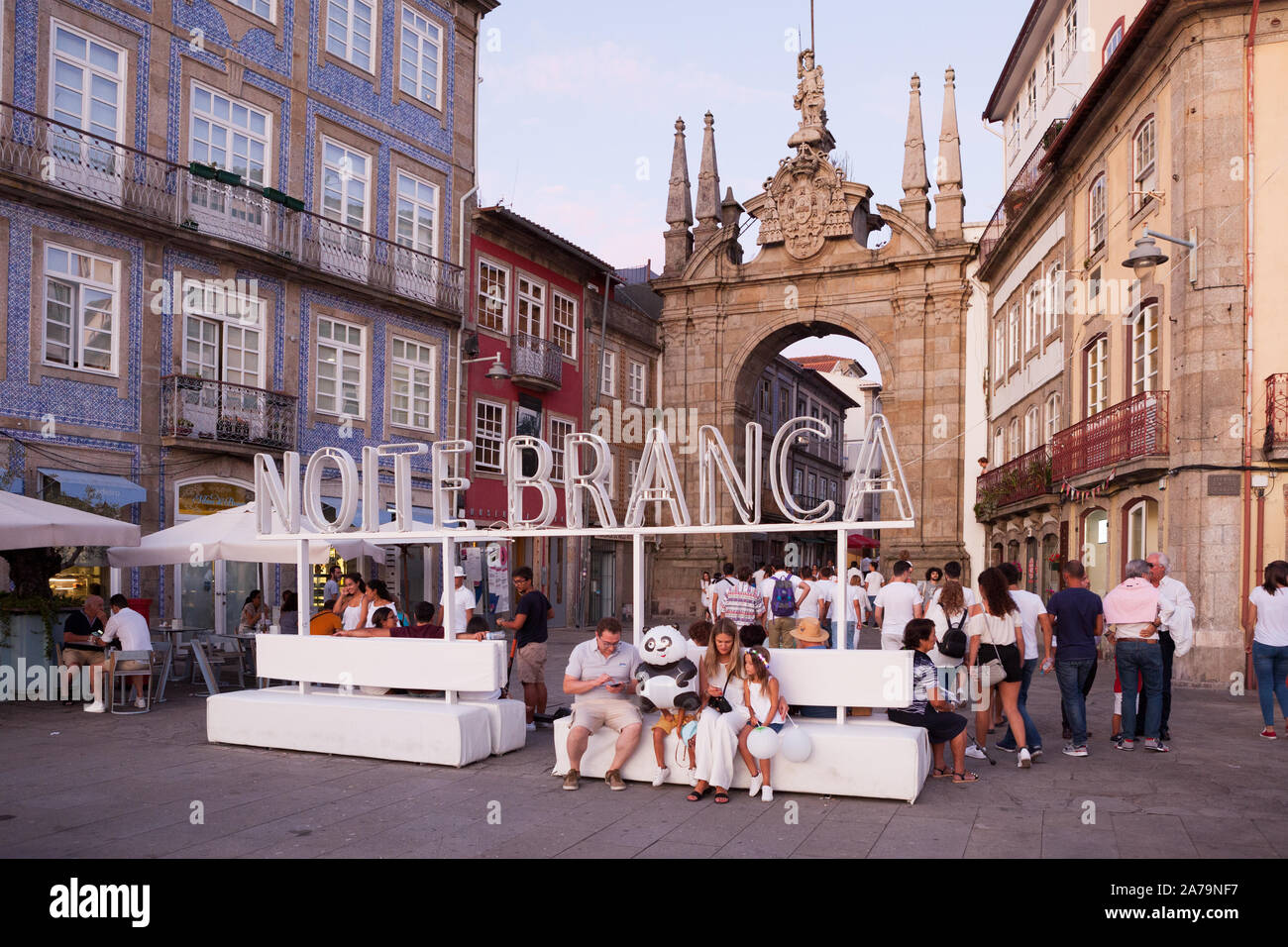 Arco da Porta Nova (Porta Nova Arch) in Praça Camilo Castelo Branco während der 2019 Noite Branca Tage (Weiße Nacht), Braga, Portugal Stockfoto