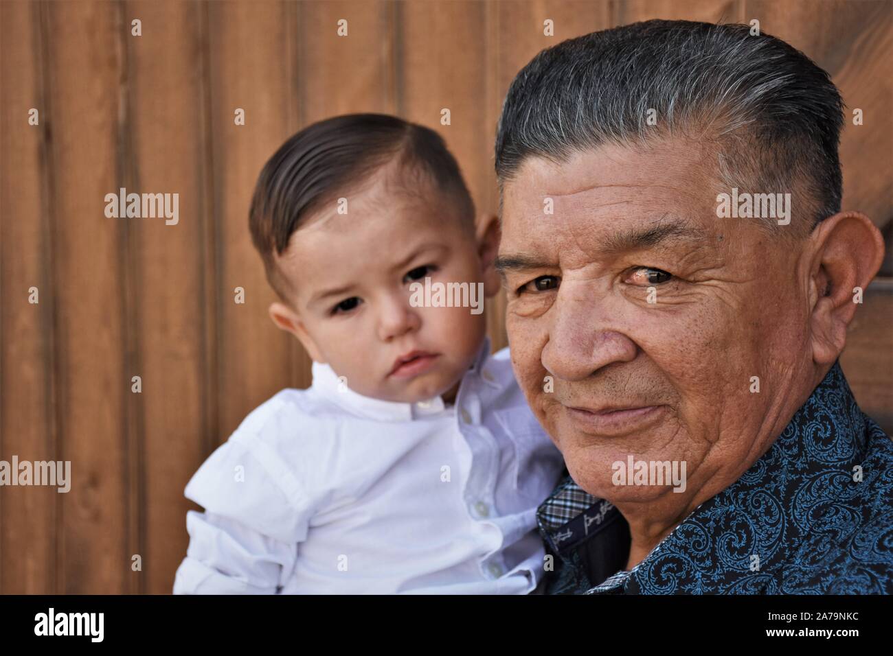 Stolz Hispanic Mexican der Großvater mit seinem Enkel bei Familientreffen Stockfoto