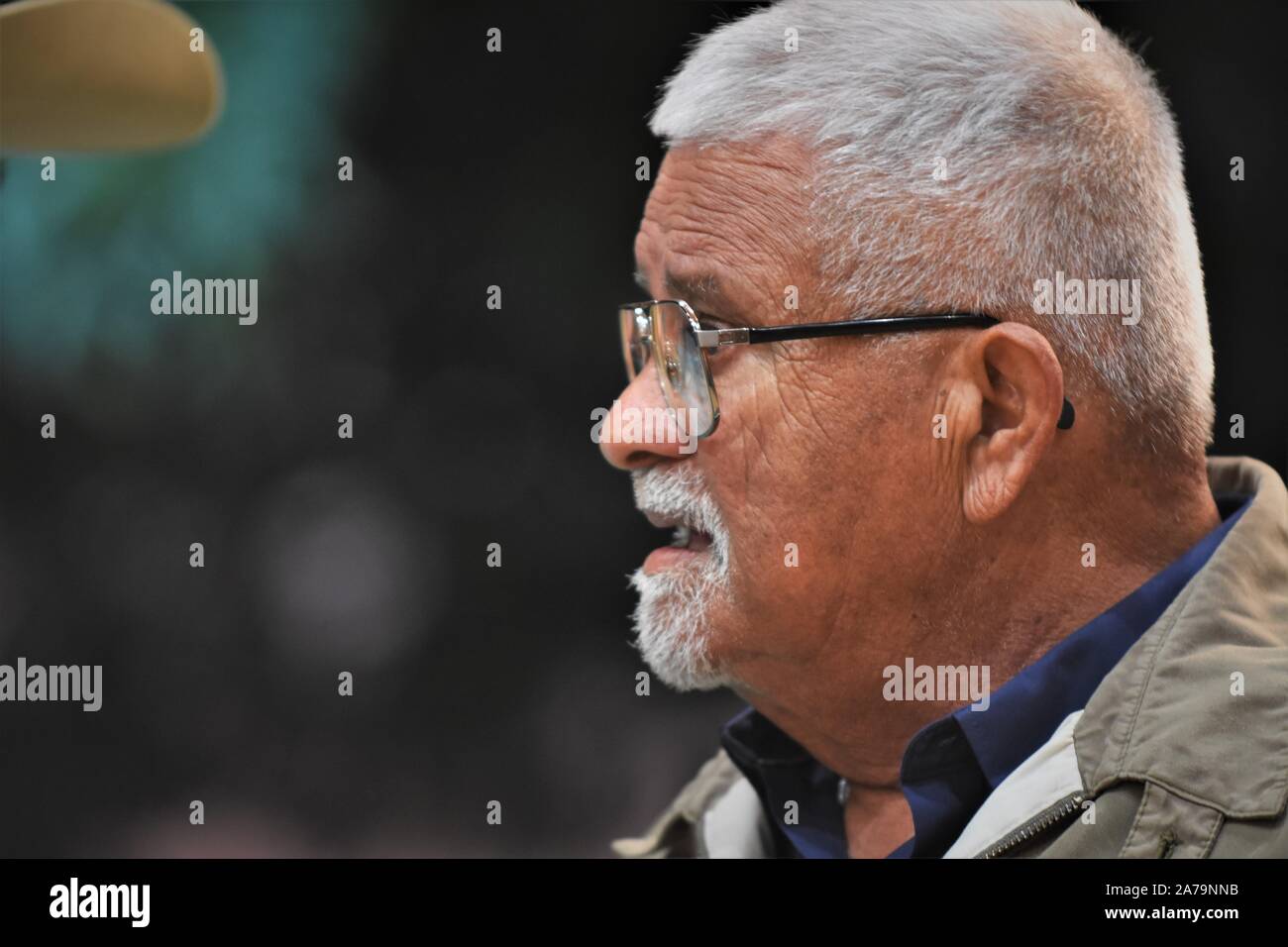 70-jährige Senior nach echten Hispanic Mann mit kurzen weißen Haaren und Brille mit einem spitzbart Stockfoto