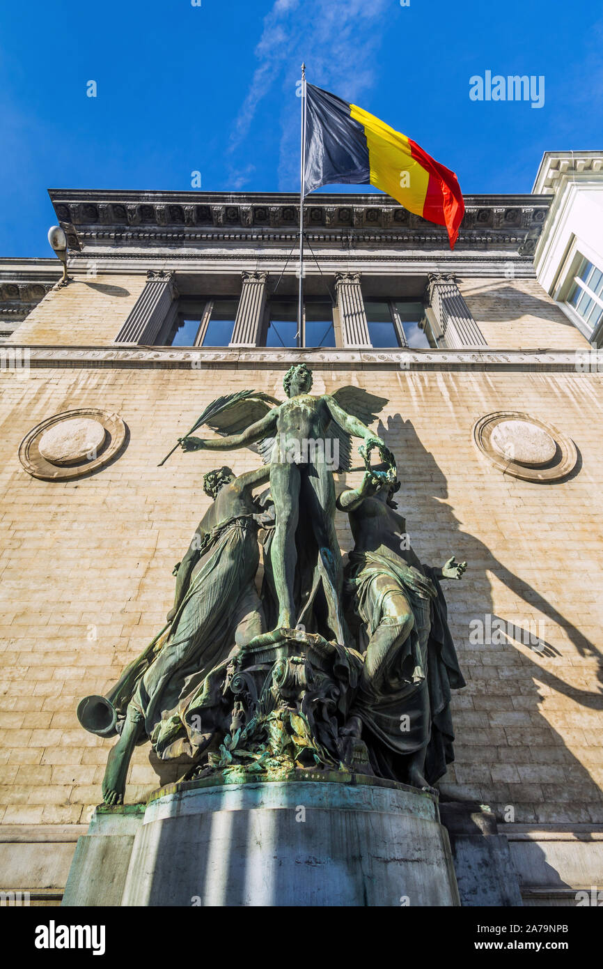Die belgische Flagge über Skulptur an der Vorderseite der Königlichen Museum der Schönen Künste von Belgien - Brüssel, Belgien fliegen. Stockfoto