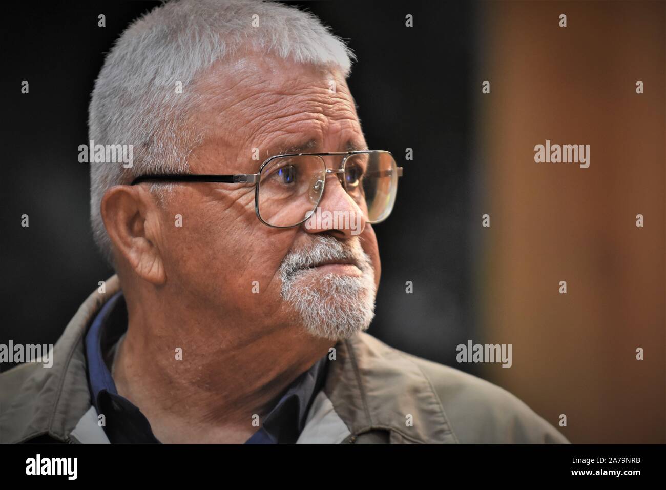 70-jährige Senior nach echten Hispanic Mann mit kurzen weißen Haaren und Brille mit einem spitzbart Stockfoto