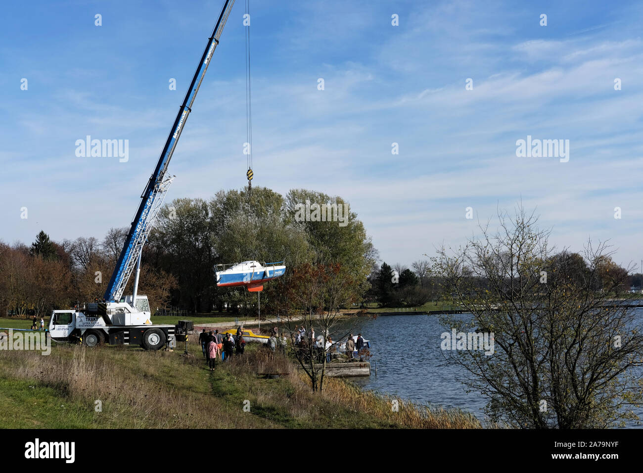 Zalew Zemborzycki, Lublin, Polen. 10/26/2019. Am Ende der Saison am See. Kran zieht ein Segelboot von Wasser vor dem Winter Stockfoto