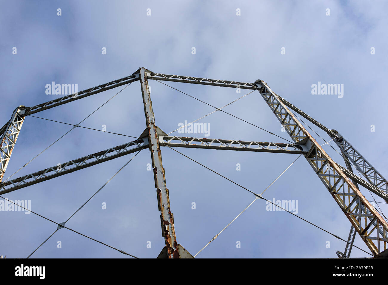 Rost Gasometer vor einem blauen Himmel mit Wolken Stockfoto