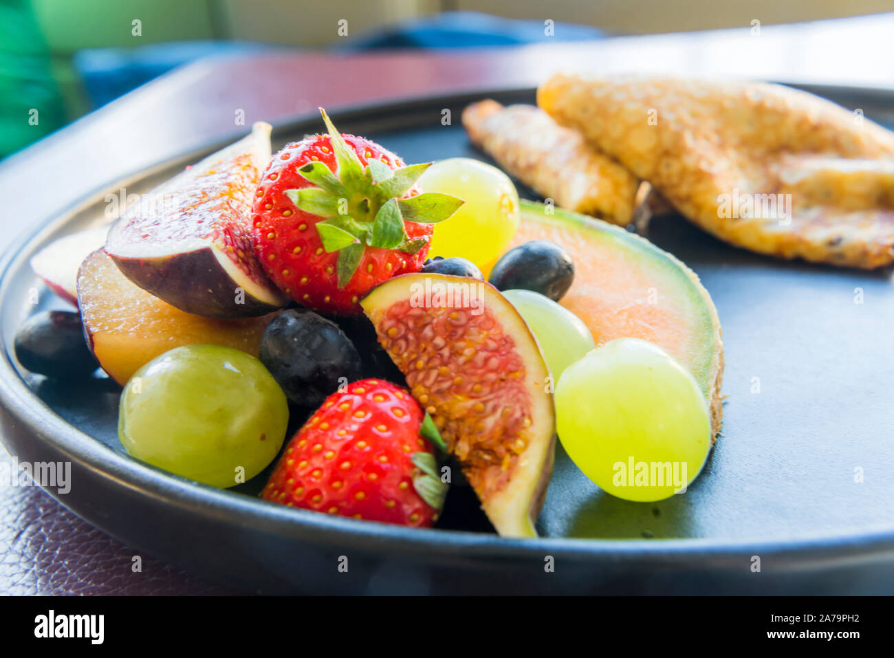 Gemischtes Obst zum Frühstück auf einer Platte Stockfoto