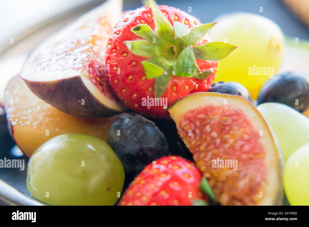 Gemischte Früchte mit Erdbeeren, hautnah. Stockfoto
