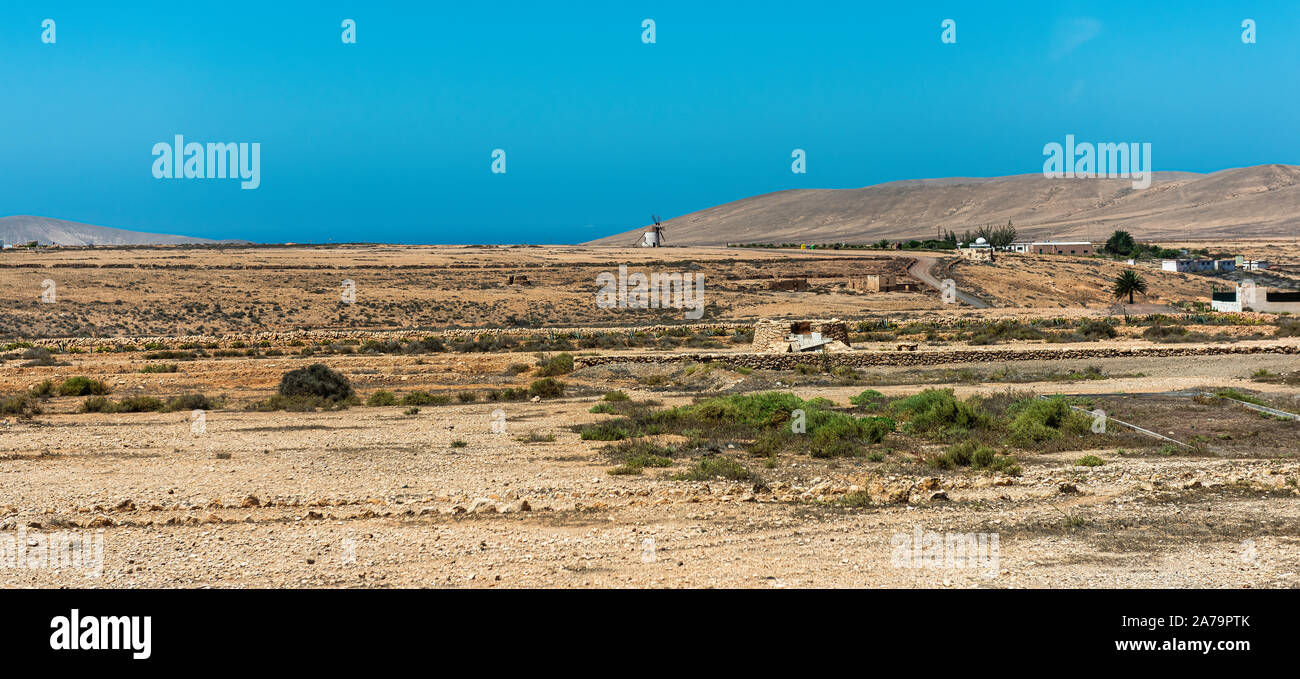 Eine der vielen Windmühlen auf der spanischen Insel Fuerteventura Stockfoto