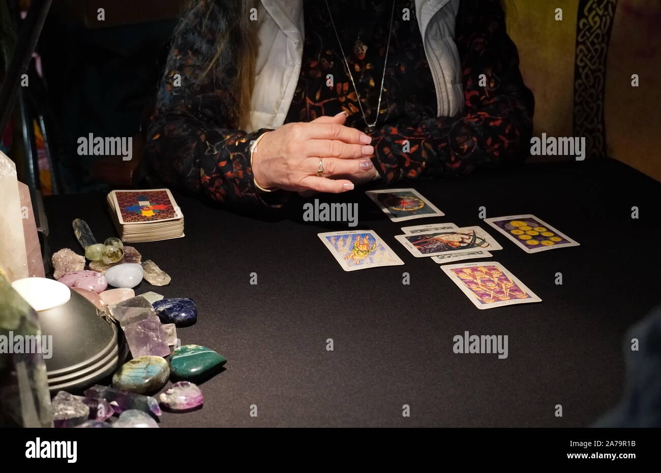 Boothbay Harbor, ME/USA - Oktober 20, 2019: Tarot card reader sagt Client ihre Interpretationen über die Karten, die Sie aus dem Deck zeichnete Stockfoto