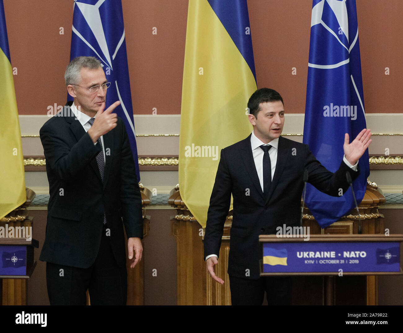 NATO-Generalsekretär, Jens Stoltenberg (L) und der Präsident der Ukraine, Wladimir Zelensky (R) sprechen nach einer Pressekonferenz. Der Nordatlantikrat (NAC) mit NATO-Generalsekretär, Jens Stoltenberg besucht Ukraine Oktober 30-31, 2019. Stockfoto