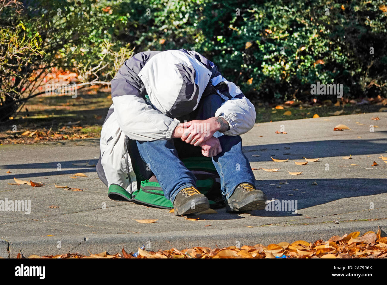 Fast 4.100 Menschen sind obdachlos in der Stadt Portland, Oregon, die meisten von ihnen wohnen in der Innenstadt. Mehr als 2.000 von ihnen schlafen außerhalb jedes nahe. Stockfoto