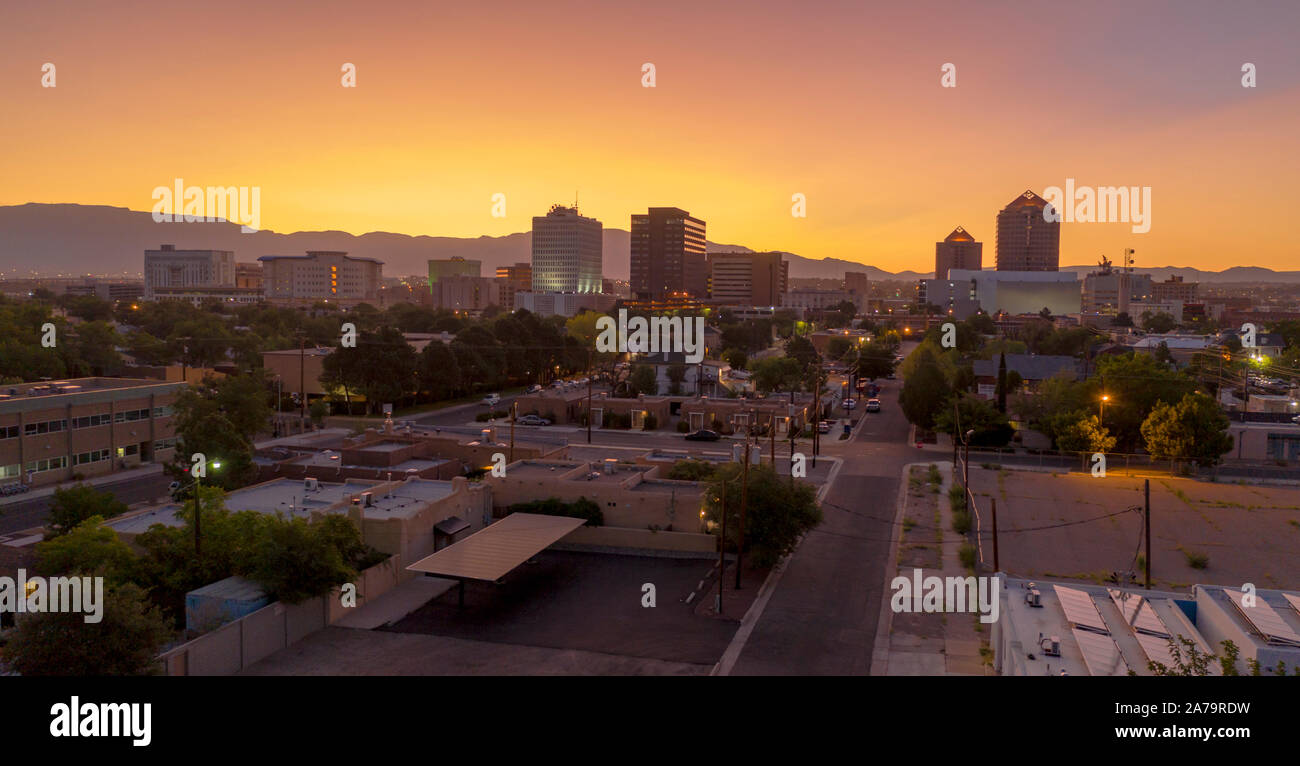 Gesättigte orange Farbton erscheint hinter Albuquerque, New Mexico bei Sonnenaufgang Stockfoto