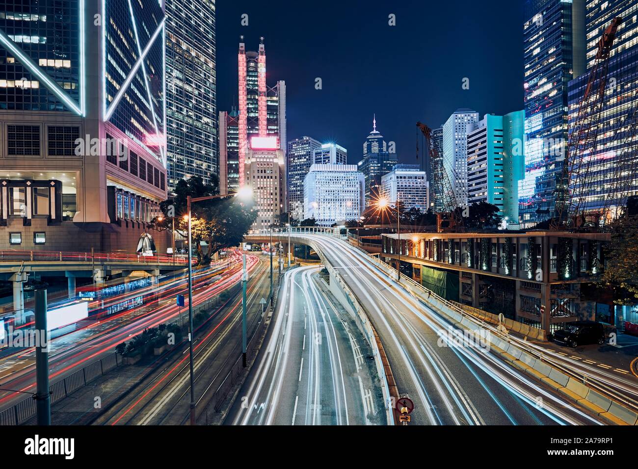 Viel Verkehr in der modernen Stadt. Leichte Spuren von Autos gegen Nacht städtischen Skyline, Hong Kong. Stockfoto