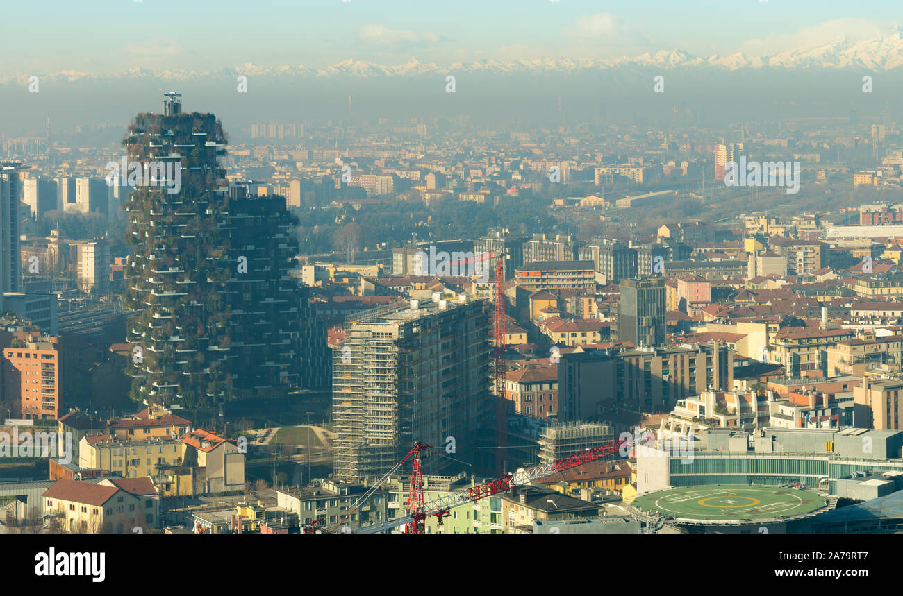 Mailand Skyline, Luftaufnahme von Bosco Verticale Wolkenkratzer (vertikale Wald) und der Stadt durch Smog bedeckt. Italienische Landschaft. Stockfoto