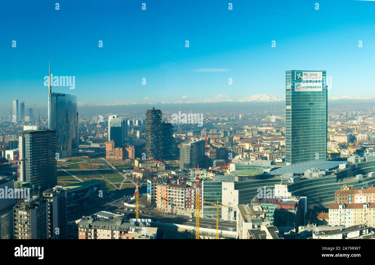 Mailand Italien: Wolkenkratzer, der Region Lombardei Konzernzentrale mit den Italienischen Alpen und den Monte Rosa im Hintergrund. Stadt durch Smog bedeckt Stockfoto