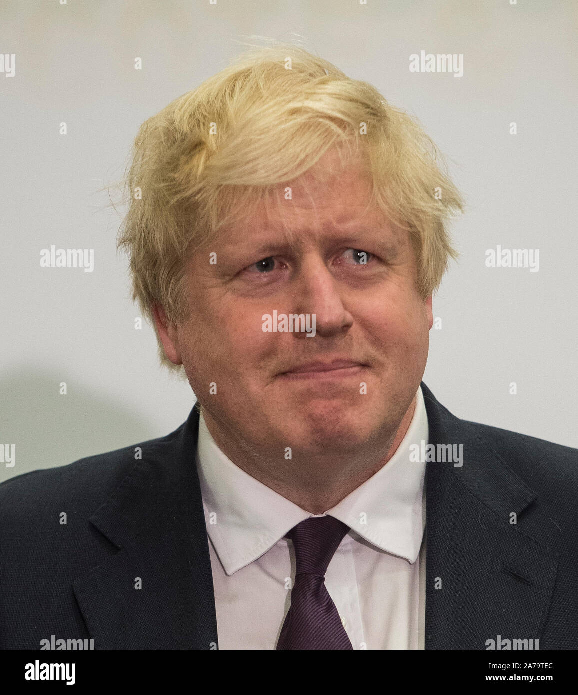 Boris Johnson suchen während des Zählvorgangs angespannt für seine Uxbridge Wahlkreis bei den Wahlen 2017, wo er den Sitz für Uxbridge und South Ruislip beibehalten. Stockfoto