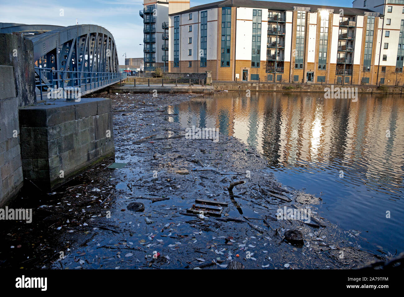 Leith, Edinburgh, Schottland, Großbritannien. 31. Oktober 2019. 65+ Menschen nahmen an den Speichern unsere Ufer Leith öffentliche Sitzung am 30. Oktober 2019 anwesend waren auch Ben Macpherson MSP, Stadträte Adam McVey + Gordon Munro und Her Ports' Alasdair Sibbald, SEPA nicht zugegen war, der Hauptzweck der Konferenz war die Reinigung von Müll und Detritus vom Wasser des Leith Becken am Ufer zu diskutieren und versuchen, Updates über die langfristige Planung und Management von Flusseinzugsgebieten. Der Fingal ein Luxus schwimmende Schiff ist im Hafen ein Steine aus dem Schutt in das Wasser werfen. Stockfoto