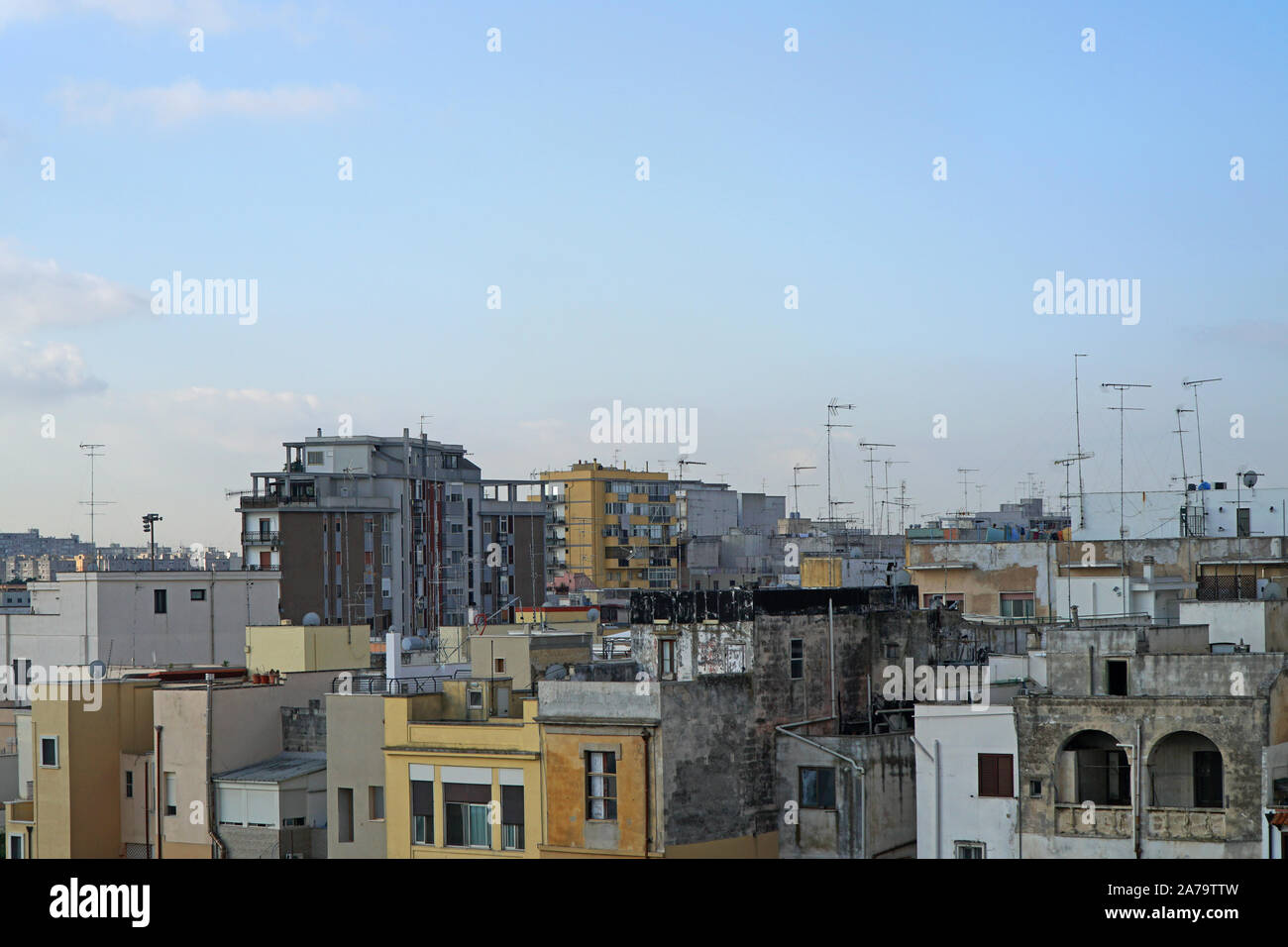 Die Skyline von Brindisi über die Dächer der Stadt gesehen von der Waterfront Stockfoto