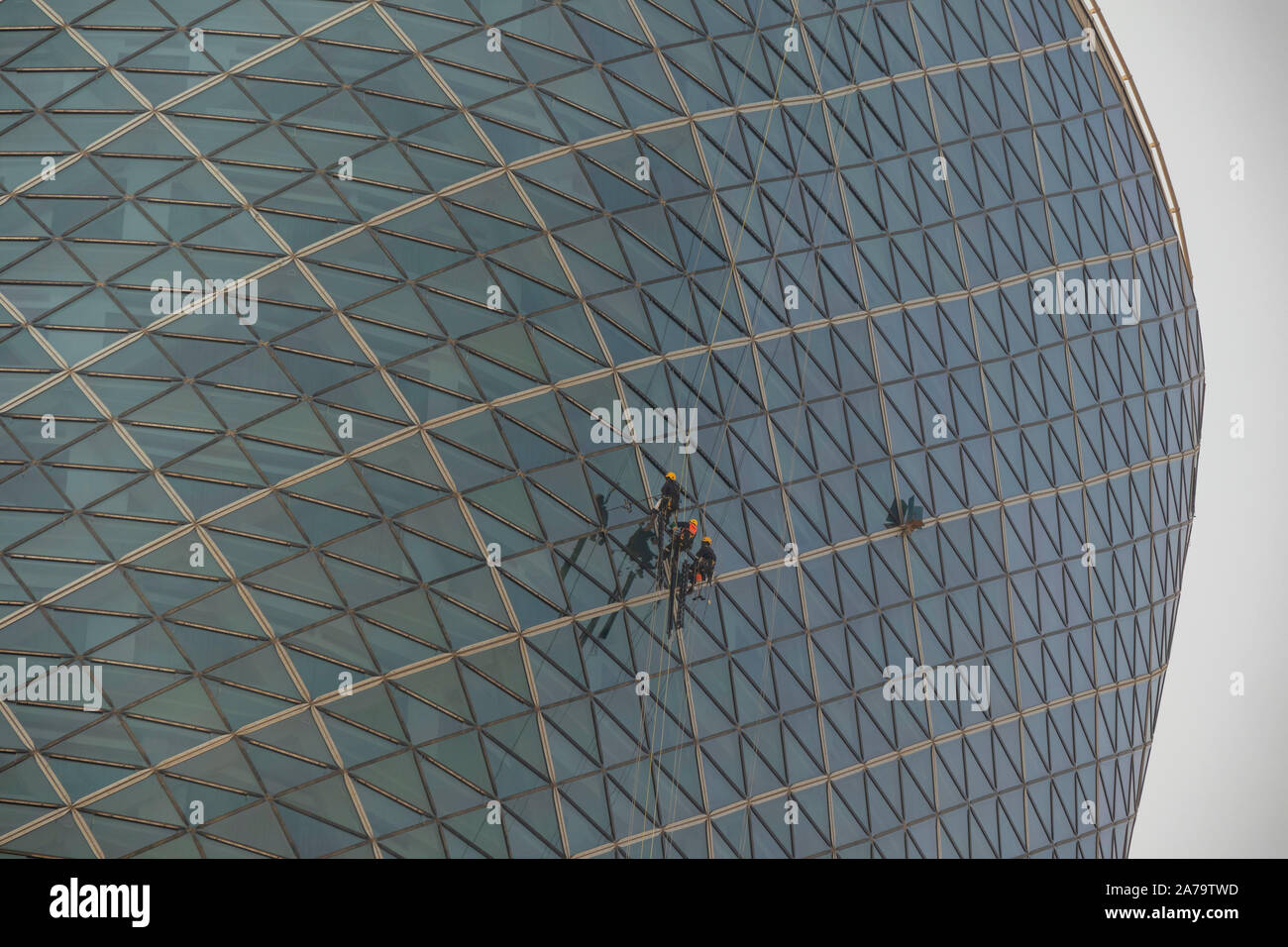 Fensterreiniger, Capital Gate, auch als der Schiefe Turm von Abu Dhabi, ein Wolkenkratzer in Abu Dhabi, Vereinigte Arabische Emirate bekannt Stockfoto