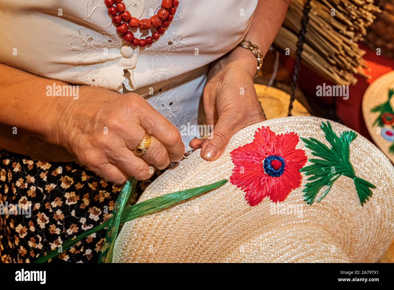 Marken - Montappone - anziane in dimostrazione della lavorazione artigianale Del Cappello di Paglia ricamo Handleiding | Italien Marhe Montappone - Ältere demonstrieren die Kunstfertigkeit der Strohhut manuelle Stickerei Stockfoto