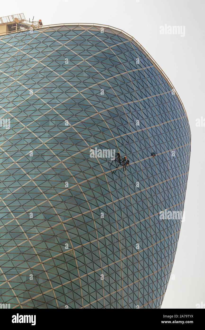 Fensterreiniger, Capital Gate, auch als der Schiefe Turm von Abu Dhabi, ein Wolkenkratzer in Abu Dhabi, Vereinigte Arabische Emirate bekannt Stockfoto