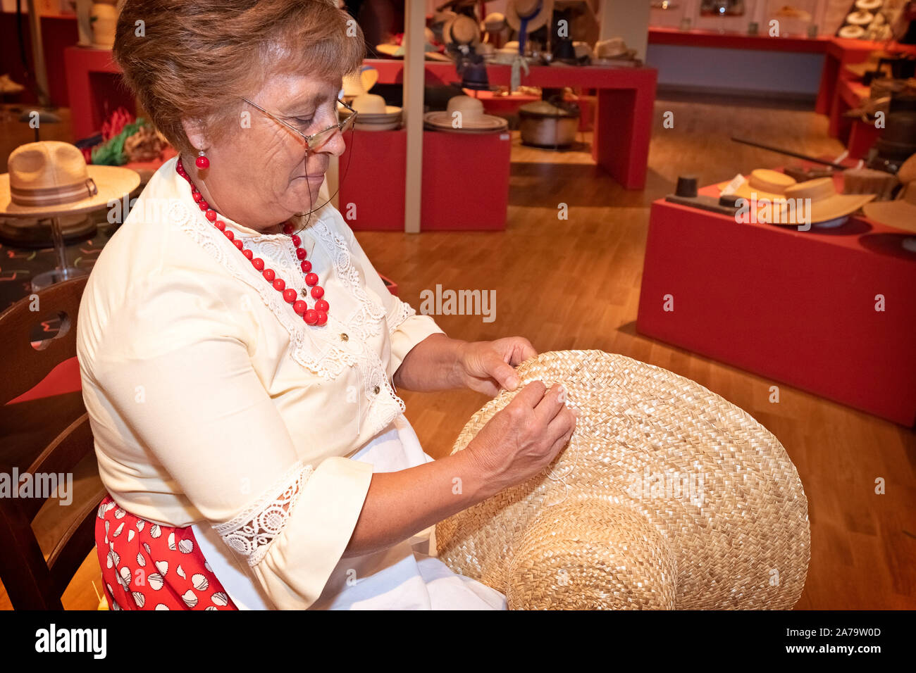 Marken - Montappone - anziane in dimostrazione della lavorazione artigianale Del Cappello di Paglia cucitura delle Trecce per comporre il cappello | Italien Marhe Montappone - Ältere demonstrieren die Kunstfertigkeit der Strohhut nähen die Zöpfe bis zu den Hut machen Stockfoto