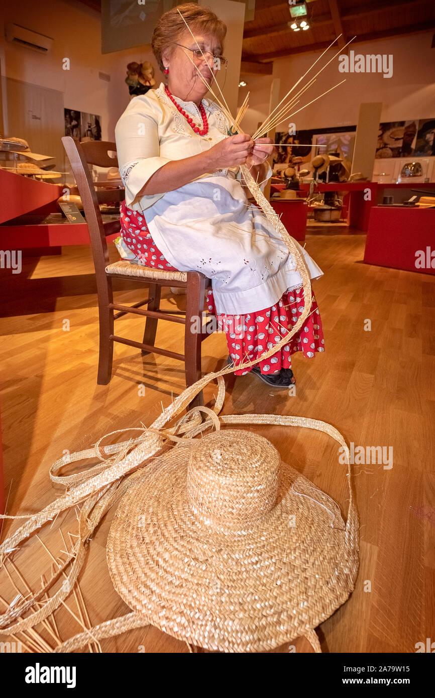 Marken - Montappone - anziane in dimostrazione della lavorazione artigianale Del Cappello di Paglia intreccio della Paglia | Italien Marhe Montappone - Ältere demonstrieren die Kunstfertigkeit der Strohhut Stroh weben Stockfoto