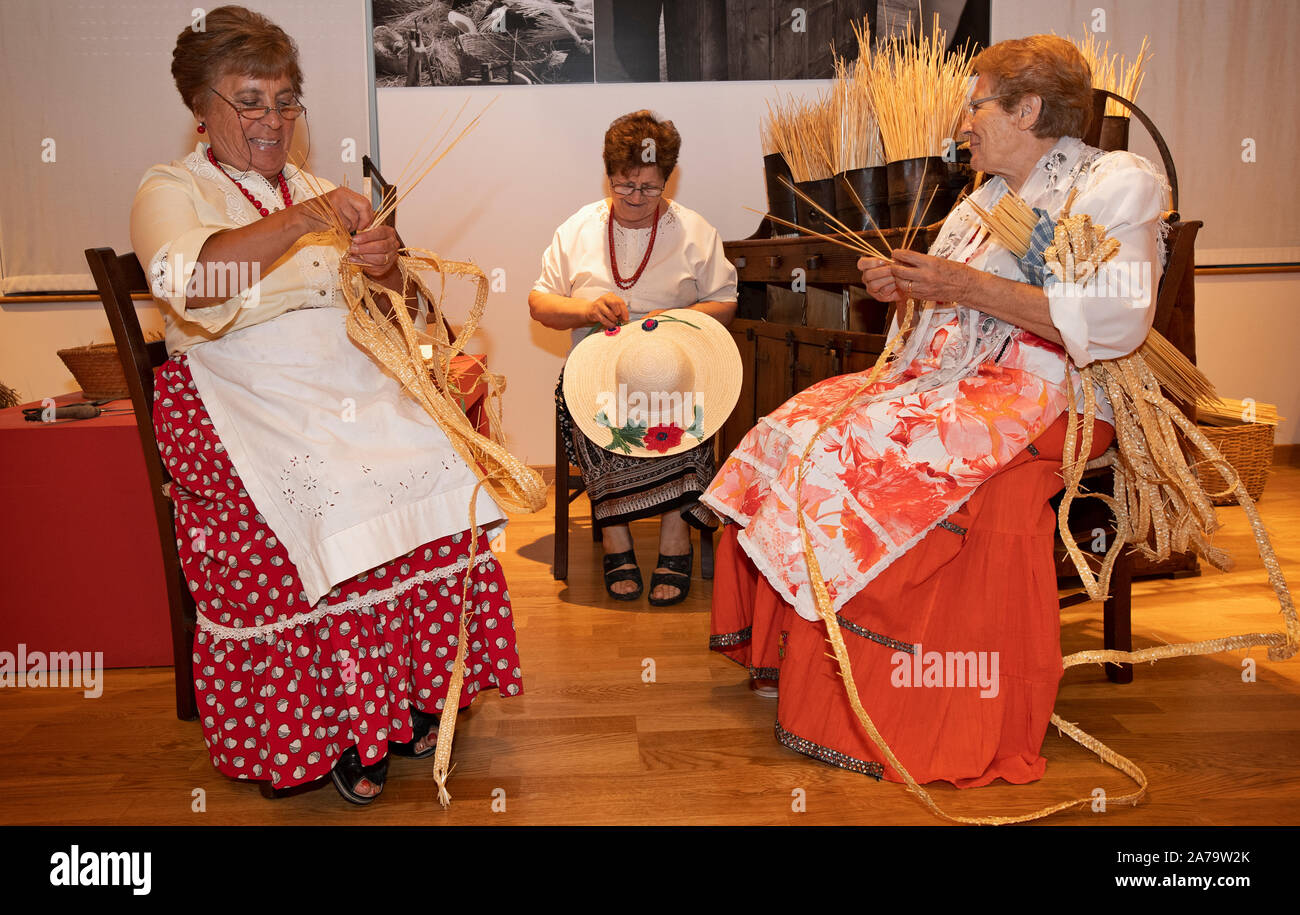 Marken - Montappone - anziane in dimostrazione della lavorazione artigianale Del Cappello di Paglia intreccio della Paglia | Italien Marhe Montappone - Ältere demonstrieren die Kunstfertigkeit der Strohhut Stroh weben Stockfoto