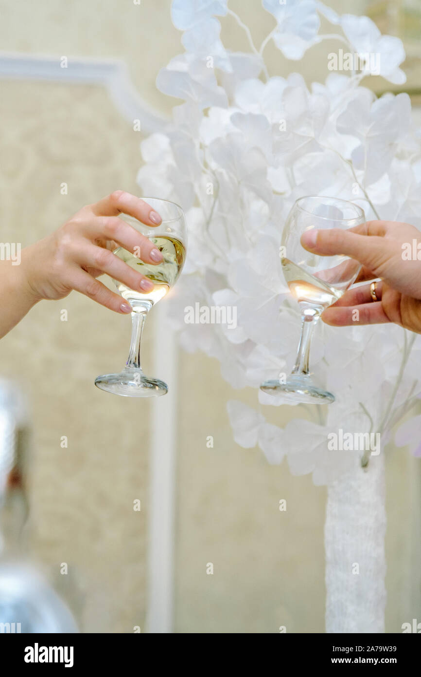 Ausgestreckten Händen mit Gläser klirren Gläser bei der festlichen Tisch mit einer geringen Tiefenschärfe Stockfoto