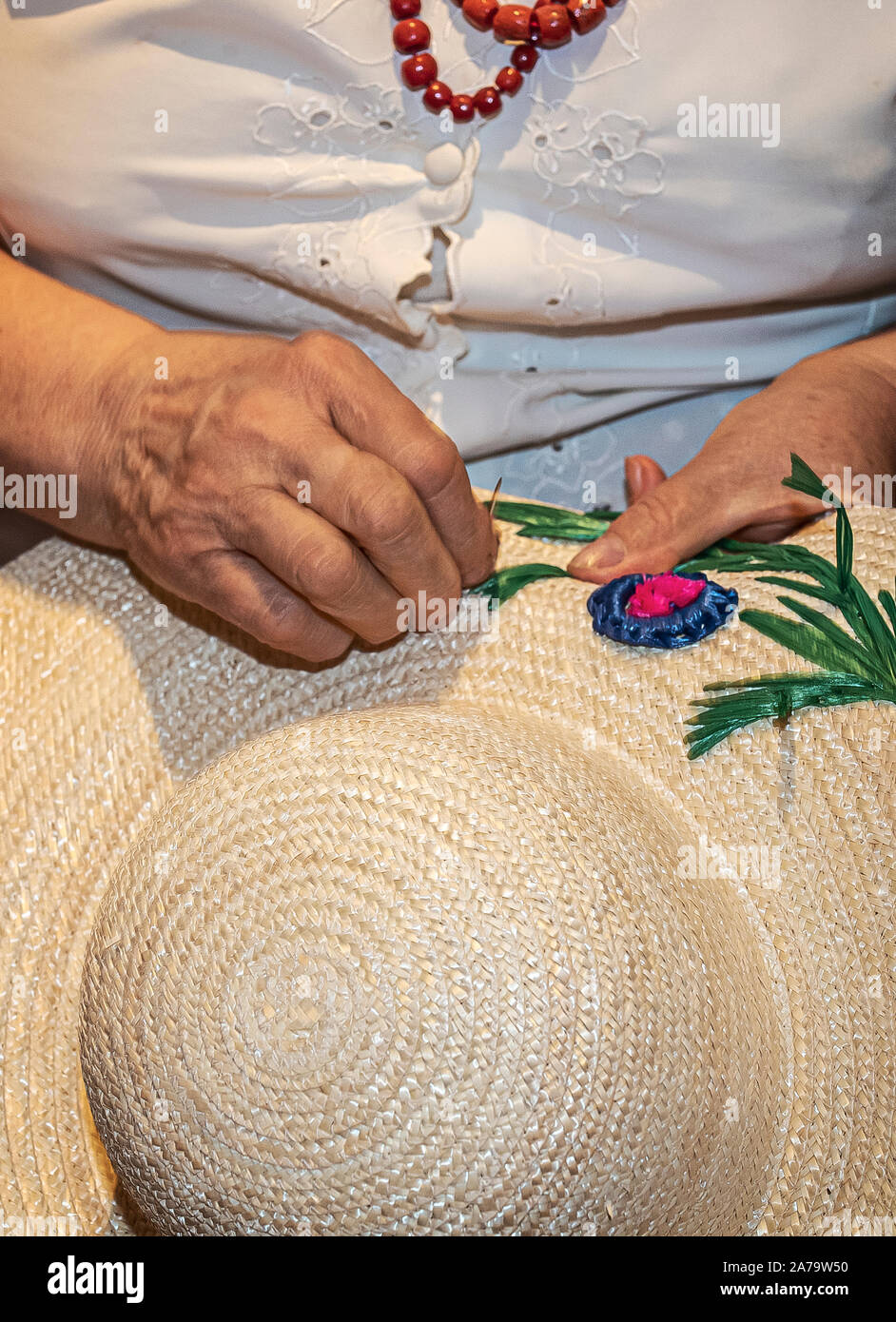 Marken - Montappone - anziane in dimostrazione della lavorazione artigianale Del Cappello di Paglia ricamo Handleiding | Italien Marhe Montappone - Ältere demonstrieren die Kunstfertigkeit der Strohhut manuelle Stickerei Stockfoto