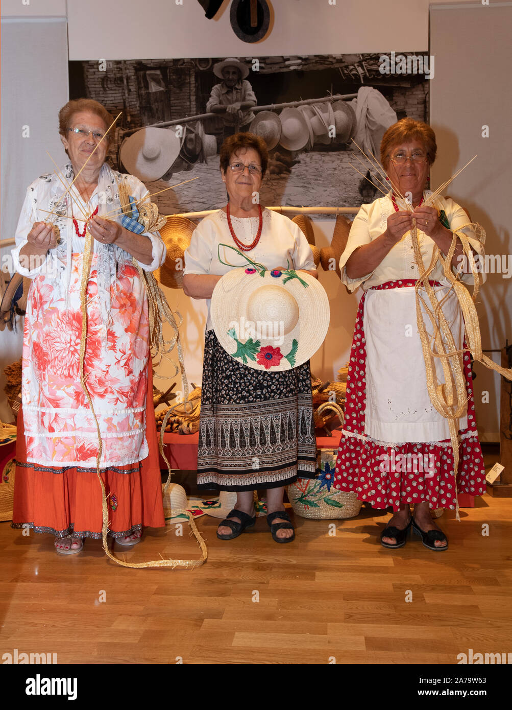 Marken - Montappone - anziane in dimostrazione della lavorazione artigianale Del Cappello di Paglia | Italien Marhe Montappone - Ältere demonstrieren die Kunstfertigkeit der Strohhut Stockfoto