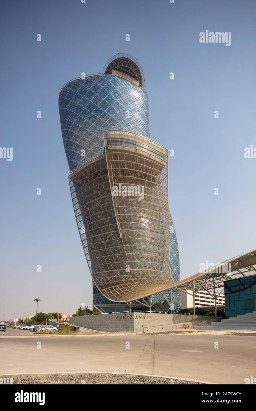 Capital Gate, auch als der Schiefe Turm von Abu Dhabi, ein Wolkenkratzer in Abu Dhabi, Vereinigte Arabische Emirate bekannt Stockfoto