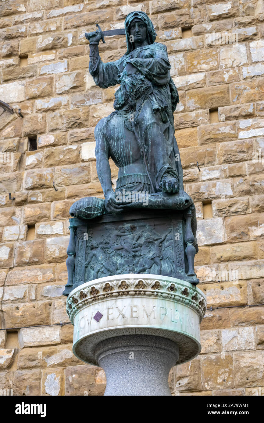 Florenz, Toskana/Italien - 19. Oktober: Statue von Judith und Holofernes von Donatello in Piazza della Signoria vor dem Palazzo Vecchio in Florenz am 19. Oktober 2019 Stockfoto