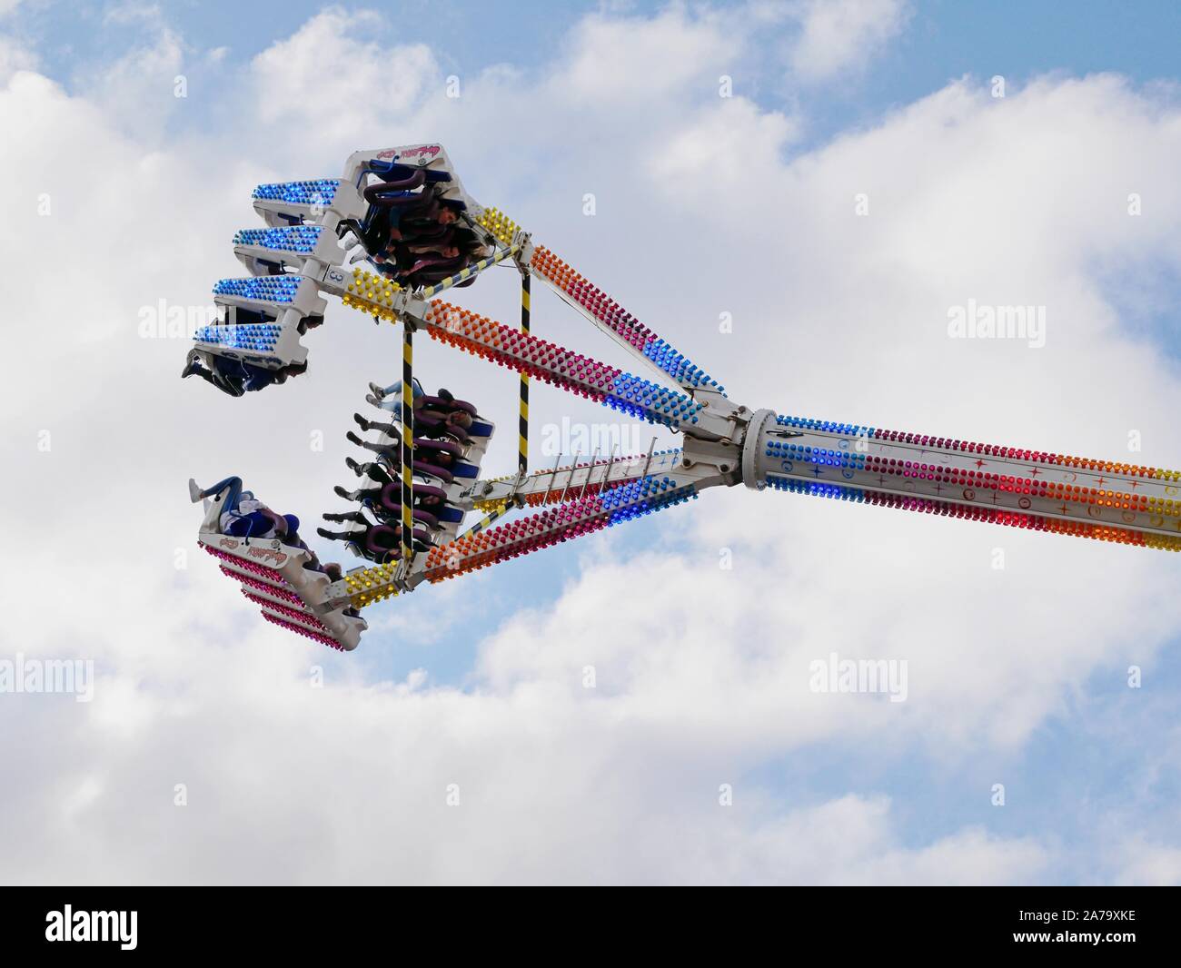 Eine Spinnerei und Schwingen hoch in die Luft fairgroung Fahrt außerhalb der Stadt Halle in Sheffield, Yorkshire England Stockfoto
