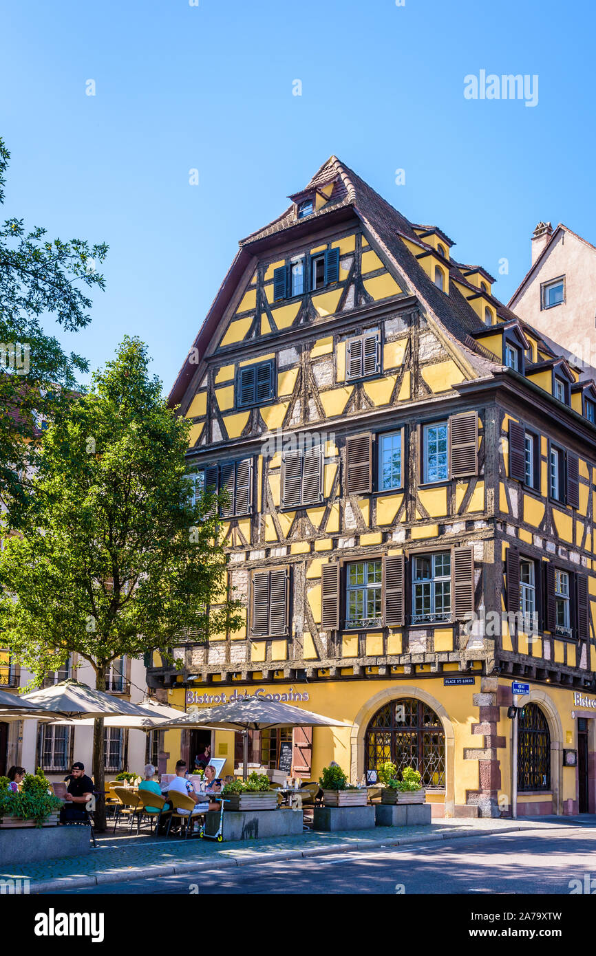 Die Sidewalk Cafe 'Le Bistrot des Copains' in einem typischen Halb gesetzt - Fachwerkhaus in der Nähe der Petite France Viertels in Straßburg, Frankreich. Stockfoto