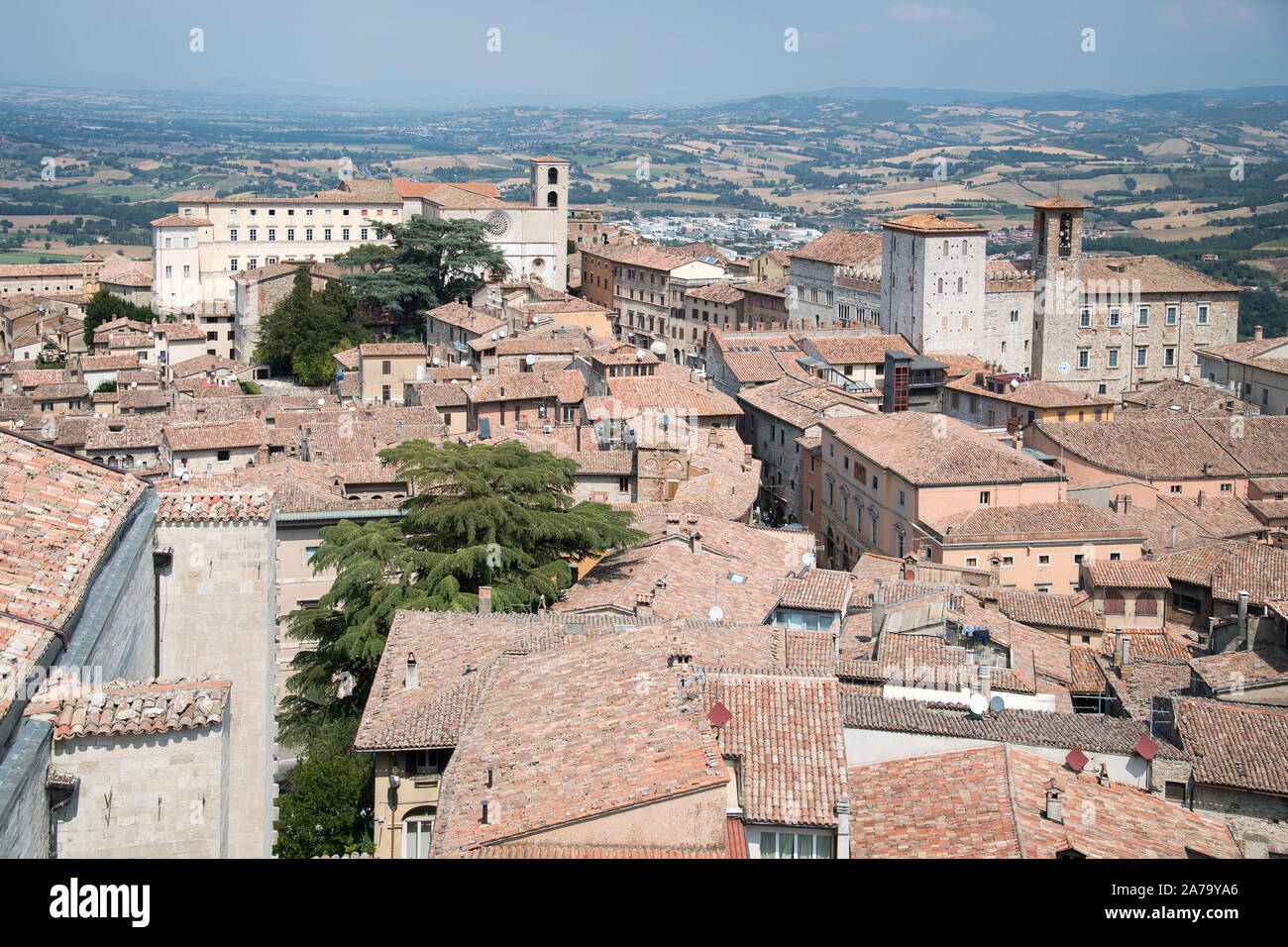 Romanische gotische Concattedrale della Santissima Annunziata (die Kirche der Verkündigung der Jungfrau Maria) und Lombard-Gothic Palazzo del Capitano (Capta Stockfoto