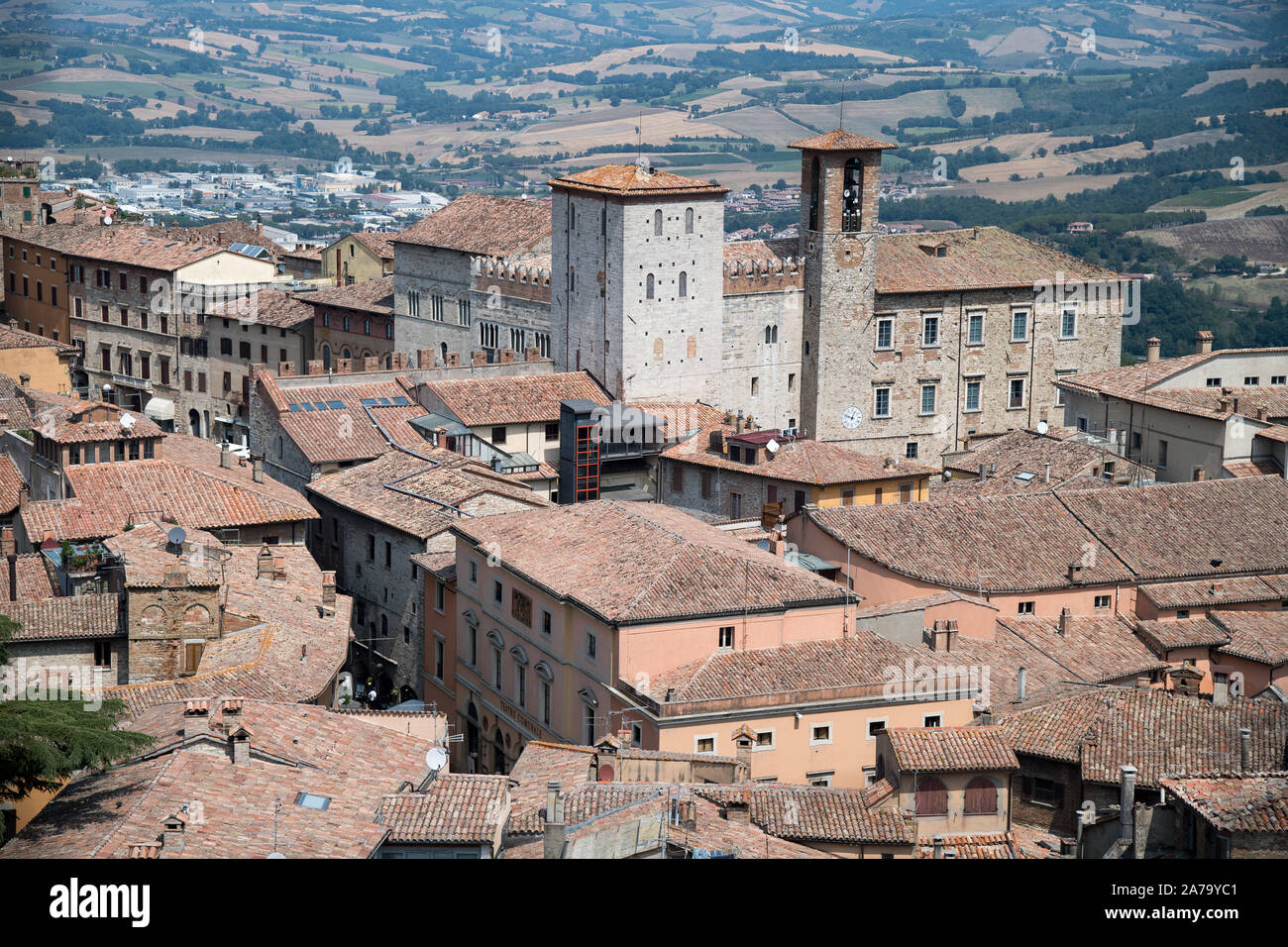 Lombard-Gothic Palazzo del Capitano (Captain's Palace), der Palazzo dei Priori (Prioren Palast) und Palazzo del Popolo (Palast) in historischen Zentr Stockfoto