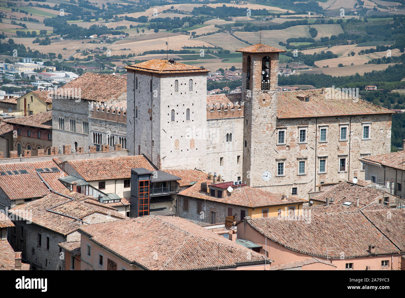 Lombard-Gothic Palazzo del Capitano (Captain's Palace), der Palazzo dei Priori (Prioren Palast) und Palazzo del Popolo (Palast) in historischen Zentr Stockfoto
