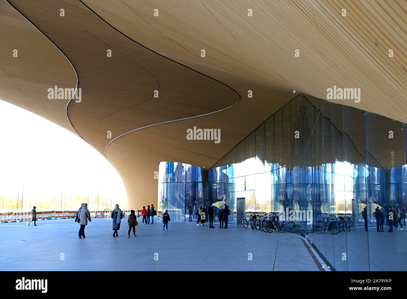 Menschen am Eingang von Helsinki Central Library Oodi. Oodi war das Beste, das neue öffentliche Bibliothek in der Welt gewählt. Helsinki, Finnland. Oktober 30, 2019 Stockfoto