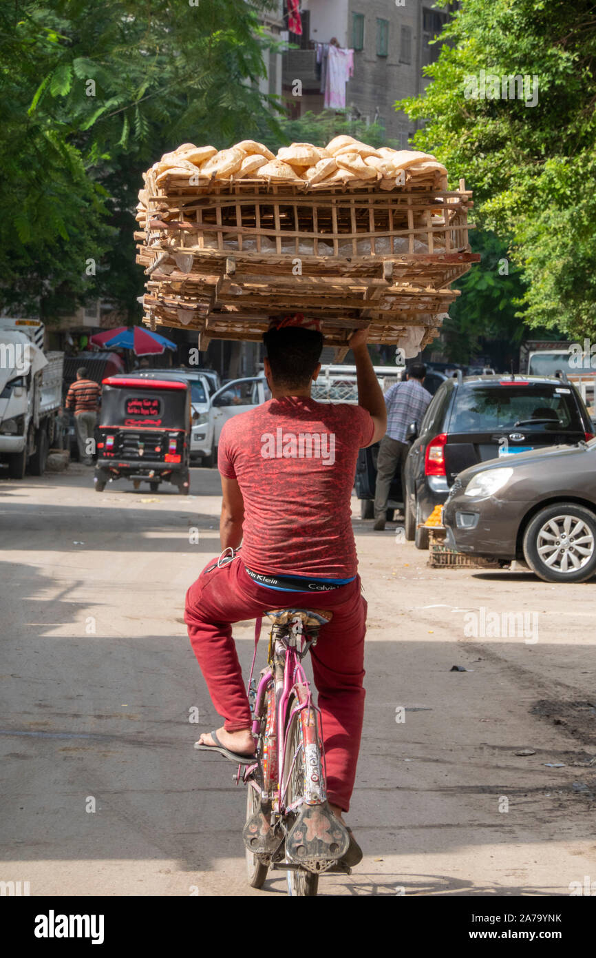 Junge große Last von Brot auf dem Fahrrad, Kairo, Ägypten Stockfoto