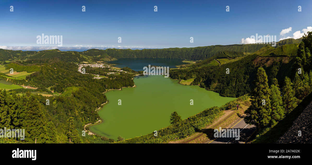 Ein Panorama Bild der sieben Städte See (Lagoa das Sete Cidades). Stockfoto
