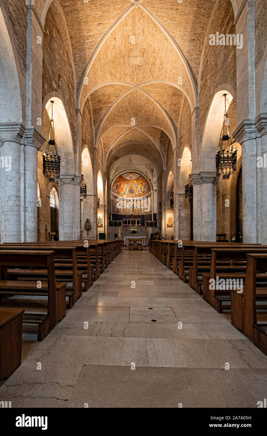 Italia Marche Osimo Kathedrale San Leopardo navata Centrale | Italien Marche Osimo Kathedrale San Leopardo Mittelschiff Stockfoto