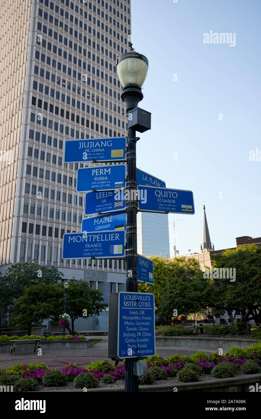 Lamp Post mit Wegweisern und Entfernungen zu Sister Cities Louisville Louisville Kentucky USA Stockfoto
