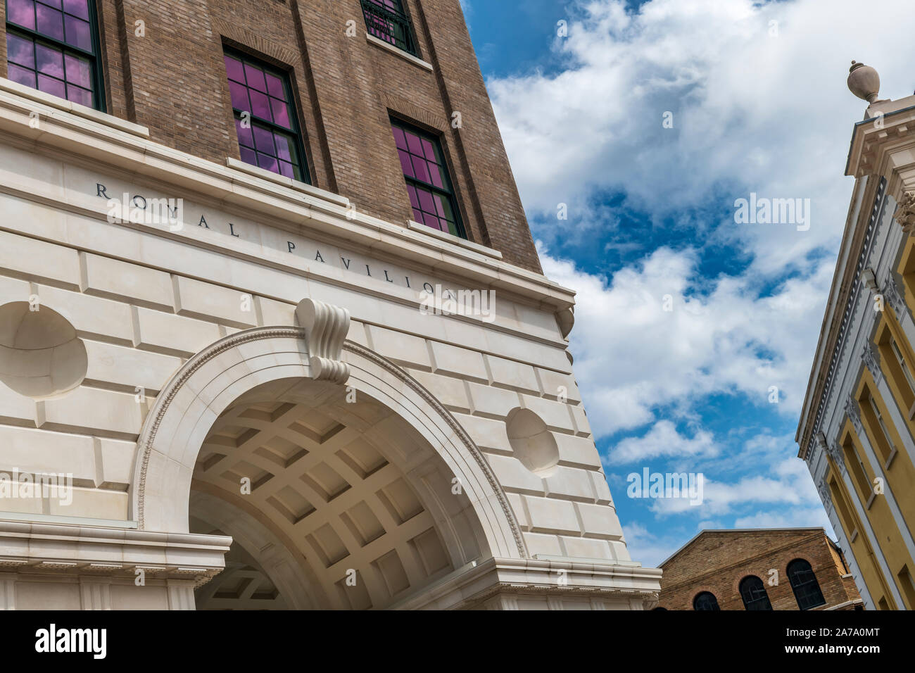 Die klassische "Triumphbogen" des Royal Pavilion in Poundbury, Dorchester, Dorset. Stockfoto