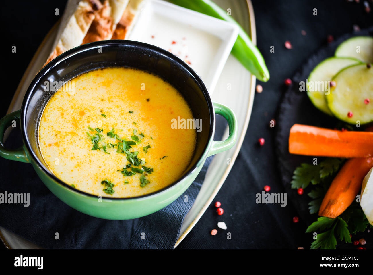 Griechische Hühnersuppe mit frischem Gemüse und hausgemachtem Brot Stockfoto